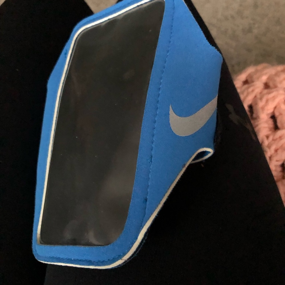 Nike armband to hold phone
